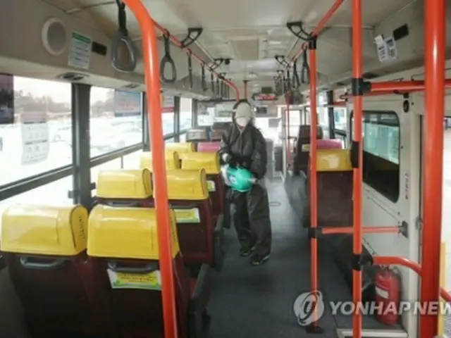 南西部、光州市のバス会社の車庫でバスの消毒作業が行われている(資料写真)=(聯合ニュース)