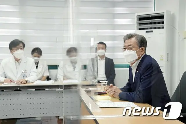 文在寅 韓国大統領は28日、ソウルの国立中央医療院を訪れ、重症患者の病床確保の現況の報告を受けている（提供:news1）