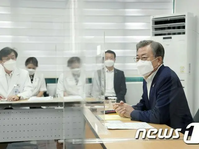 文在寅 韓国大統領は28日、ソウルの国立中央医療院を訪れ、重症患者の病床確保の現況の報告を受けている（提供:news1）