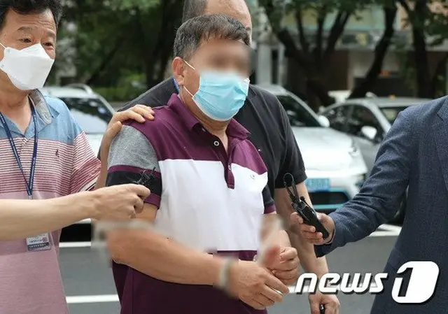 地下鉄内でマスク着用を要求されるや、乗客をスリッパで叩いて首を絞める…暴行容疑の男を拘束＝韓国（提供:news1）（画像提供:wowkorea）