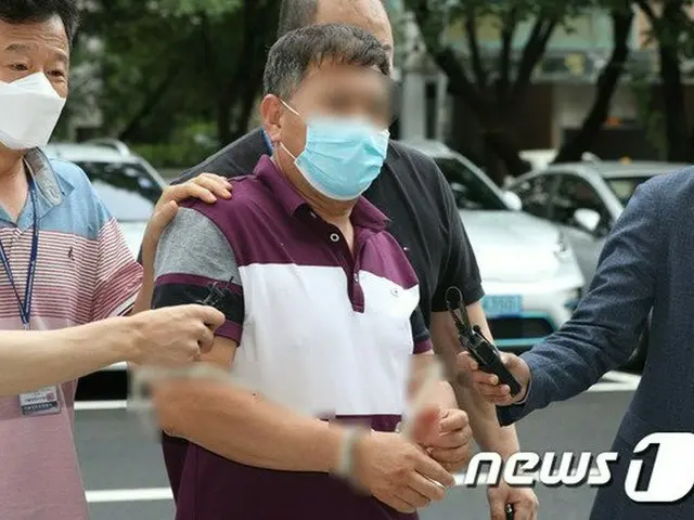 地下鉄内でマスク着用を要求されるや、乗客をスリッパで叩いて首を絞める…暴行容疑の男を拘束＝韓国（提供:news1）（画像提供:wowkorea）