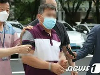 地下鉄内でマスク着用を要求されるや、乗客をスリッパで叩いて首を絞める…暴行容疑の男を拘束＝韓国