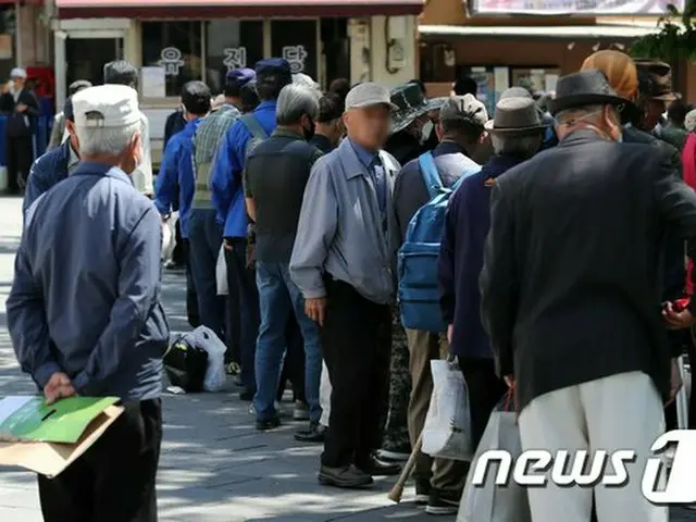 韓国ソウルの公園付近で、無料の食事を受け取るために高齢者たちが並んでいる（画像提供:wowkorea）