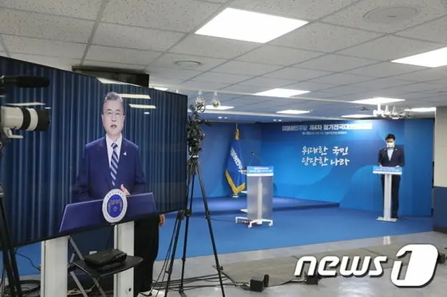 「李洛淵党代表の電話は最優先に受け取る」＝文在寅大統領（提供:news1）