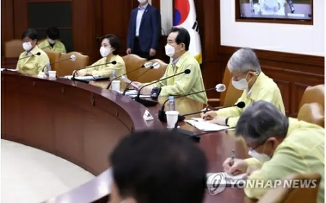 中央災難安全対策本部の会合に出席した丁首相（左端から３人目）＝３０日、ソウル（聯合ニュース）