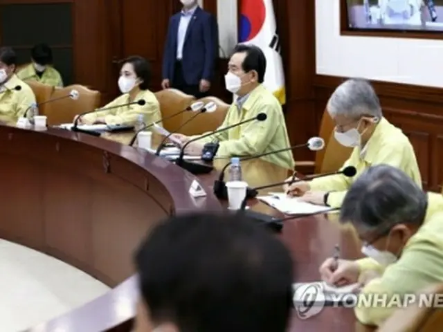 中央災難安全対策本部の会合に出席した丁首相（左端から３人目）＝３０日、ソウル（聯合ニュース）
