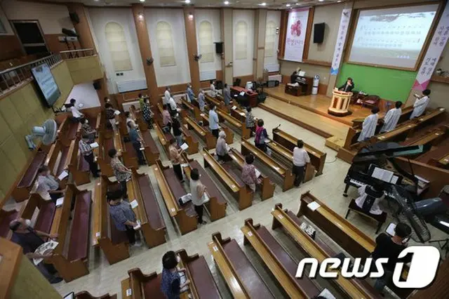 30日午前、韓国釜山市のある教会では集合禁止命令の中、対面礼拝が強行された（画像提供:wowkorea）