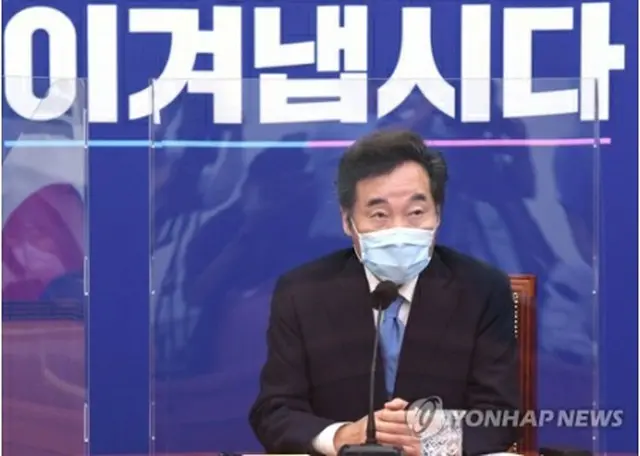記者懇談会で発言する李洛淵氏＝３１日、ソウル（聯合ニュース）