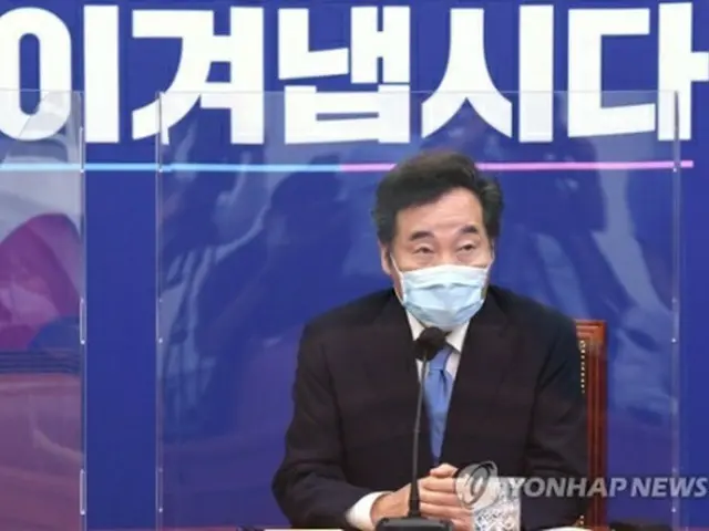 記者懇談会で発言する李洛淵氏＝３１日、ソウル（聯合ニュース）