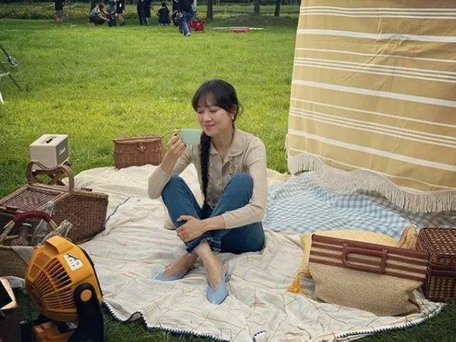 コン・ヒョジン、広告撮影中の写真を投稿＝“コーヒーだけで女神のよう”（提供:OSEN）