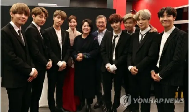 18年10月14日、パリでBTSと記念撮影する文大統領夫妻＝（聯合ニュース）