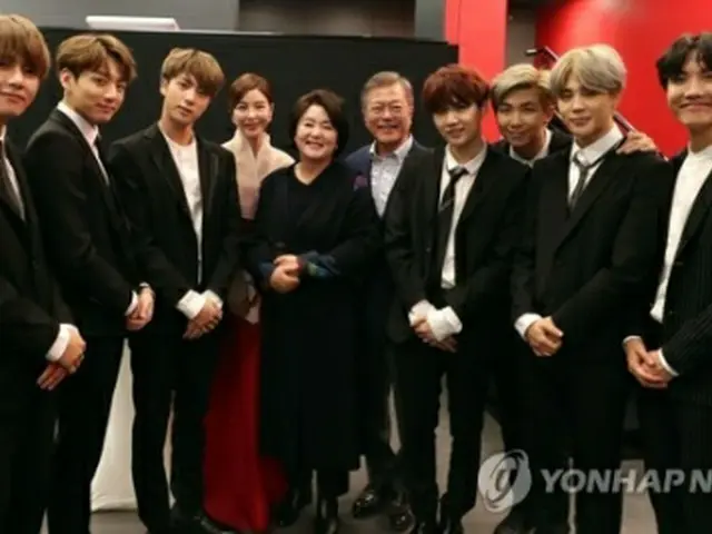 18年10月14日、パリでBTSと記念撮影する文大統領夫妻＝（聯合ニュース）