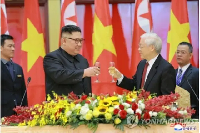 朝鮮中央通信は１９年３月２日、ハノイで開かれた歓迎夕食会で金委員長（中央左）とグエン・フー・チョン主席が乾杯する写真を報じた＝（聯合ニュース）≪転載・転用禁止≫