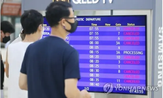 欠航を知らせる済州空港の電光掲示板＝2日、済州（聯合ニュース）