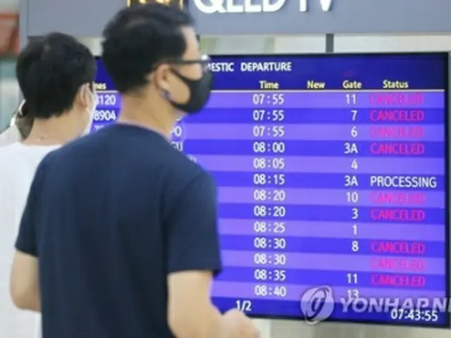 欠航を知らせる済州空港の電光掲示板＝2日、済州（聯合ニュース）