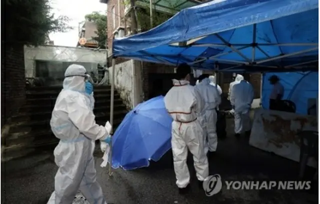 全牧師の自宅を家宅捜索する警察関係者＝２日、ソウル（聯合ニュース）