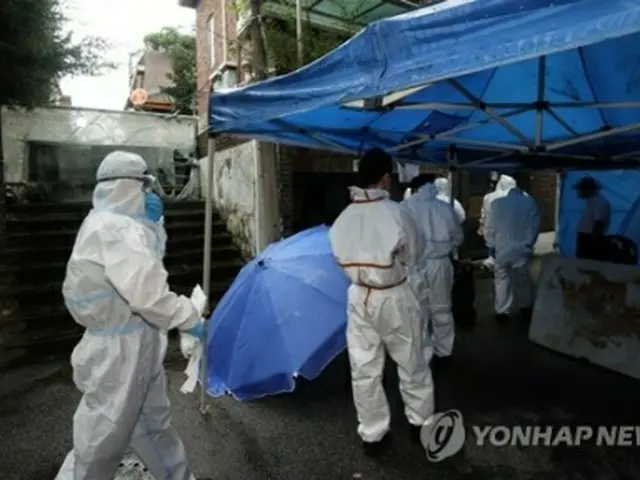 全牧師の自宅を家宅捜索する警察関係者＝２日、ソウル（聯合ニュース）