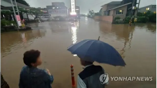 台風９号の影響で浸水した北東部、江原道江陵市内の住宅街＝２日、江陵（聯合ニュース）