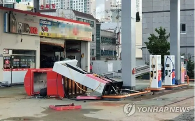 南東部の慶尚南道梁山市にあるガソリンスタンドで給油機が倒れている（読者提供）＝3日、梁山（聯合ニュース）