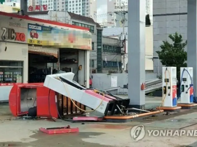 南東部の慶尚南道梁山市にあるガソリンスタンドで給油機が倒れている（読者提供）＝3日、梁山（聯合ニュース）