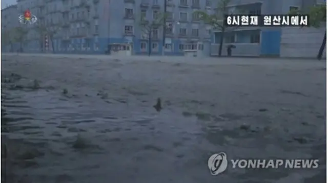 朝鮮中央テレビは3日、台風9号の影響で元山市内に大雨が降ったと伝えた。市中心部の広場が冠水しているようだ（同テレビから）＝（聯合ニュース）≪転載・転用禁止≫