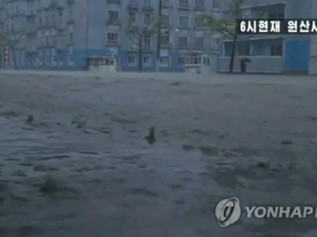 朝鮮中央テレビは3日、台風9号の影響で元山市内に大雨が降ったと伝えた。市中心部の広場が冠水しているようだ（同テレビから）＝（聯合ニュース）≪転載・転用禁止≫