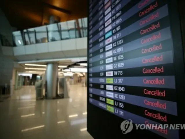 欠航を知らせる金浦空港の電光掲示板＝3日、ソウル（聯合ニュース）