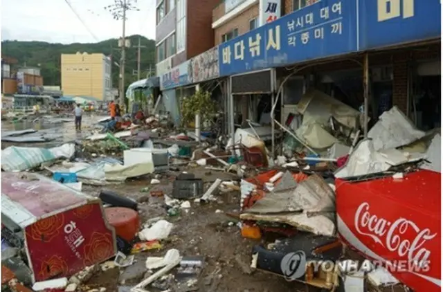 韓国東部の江原道三陟市では、台風９号により大きな被害が発生した。３日、市内の商店の前にがれきが散乱している（同市提供）＝（聯合ニュース）≪転載・転用禁止≫