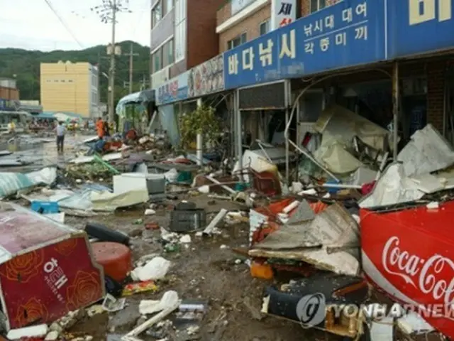 韓国東部の江原道三陟市では、台風９号により大きな被害が発生した。３日、市内の商店の前にがれきが散乱している（同市提供）＝（聯合ニュース）≪転載・転用禁止≫