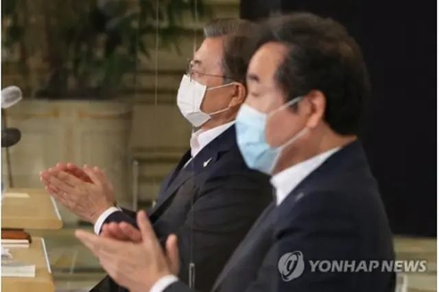 ３日午前、青瓦台で開かれた韓国版ニューディール戦略会議に出席した文大統領（左）と李代表＝（聯合ニュース）