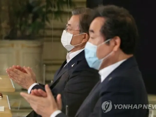 ３日午前、青瓦台で開かれた韓国版ニューディール戦略会議に出席した文大統領（左）と李代表＝（聯合ニュース）