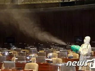 国会関係者の在宅勤務を4日夜まで延長…27人が追加検査=韓国