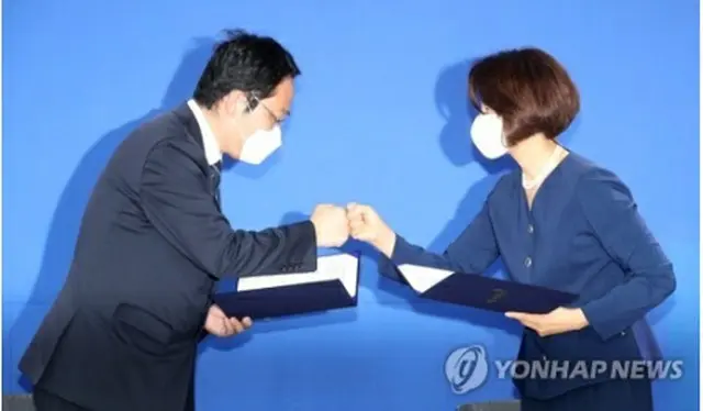 合意書に署名後、あいさつする共に民主党の韓貞愛（ハン・ジョンエ）政策委員会議長（右）と大韓医師協会の崔大集（チェ・デジプ）会長＝4日、ソウル（聯合ニュース）