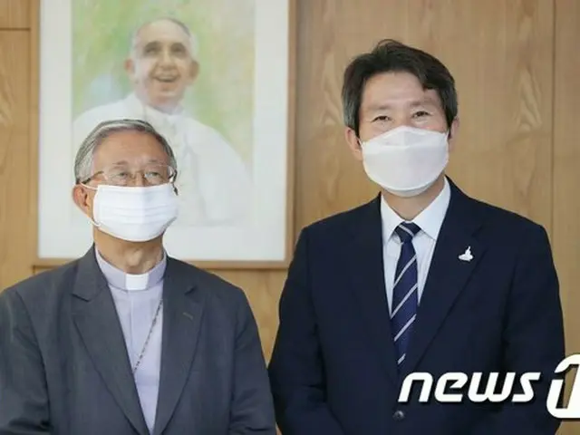 李仁栄 韓国統一相はソウルの韓国カトリック主教会を訪ね、議長であるキム・ヒジュン大主教と会談した（画像提供:wowkorea）
