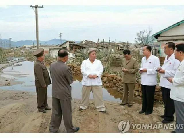 被災地を視察する金委員長（左から３人目）＝（労働新聞＝聯合ニュース）≪転載・転用禁止≫
