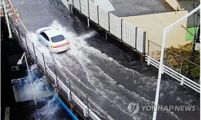 台風１０号の影響で釜山に大雨が降り、７日午前、河川の水位が上がっている（釜山警察庁提供）＝（聯合ニュース）≪転載・転用禁止≫