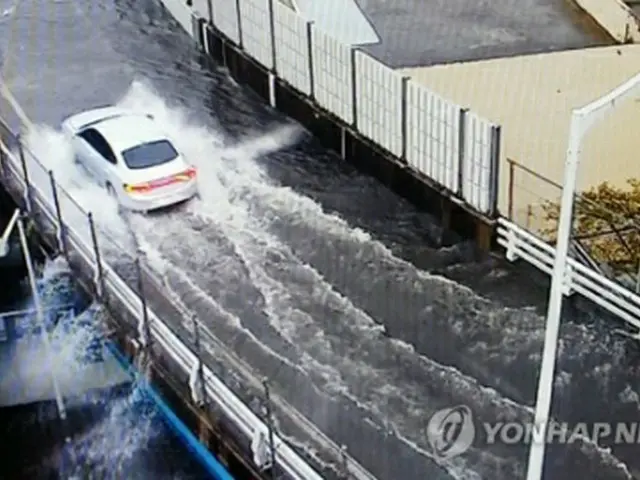 台風１０号の影響で釜山に大雨が降り、７日午前、河川の水位が上がっている（釜山警察庁提供）＝（聯合ニュース）≪転載・転用禁止≫