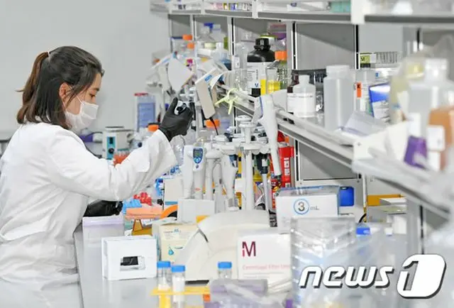 韓国製薬大手の“GCグリーンクロス”の研究員が、新型コロナ完治者の血しょうを活用した治療剤を開発している（画像提供:wowkorea）