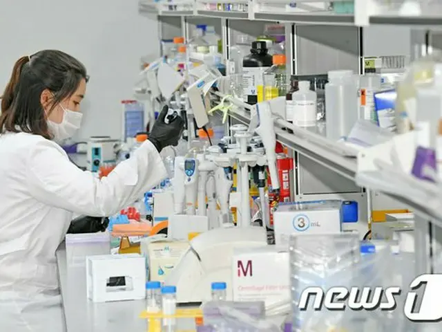 韓国製薬大手の“GCグリーンクロス”の研究員が、新型コロナ完治者の血しょうを活用した治療剤を開発している（画像提供:wowkorea）