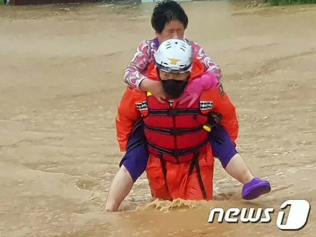 7日午前、韓国南東部の慶州で、消防隊員が住民を救助している（画像提供:wowkorea）