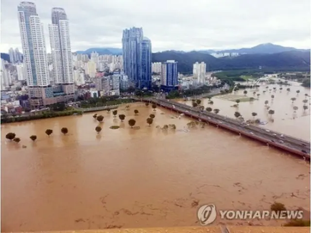 蔚山市内を流れる太和江が氾濫し、周辺の道路が水没した（読者提供）＝７日、蔚山（聯合ニュース）≪転載・転用禁止≫