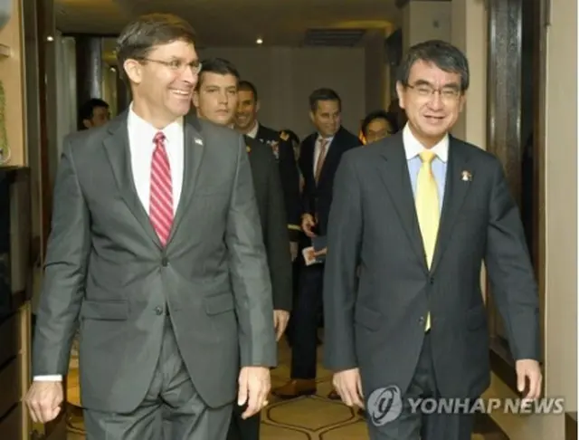 エスパー米国防長官（左）と河野防衛相＝（共同＝聯合ニュース）