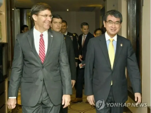 エスパー米国防長官（左）と河野防衛相＝（共同＝聯合ニュース）