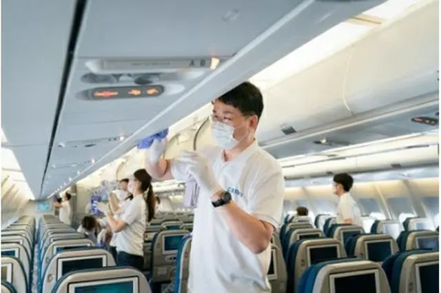 大韓航空の格納庫で社員とともに旅客機を消毒する趙源泰（チョ・ウォンテ）韓進グループ会長（同社提供）＝（聯合ニュース）≪転載・転用禁止≫