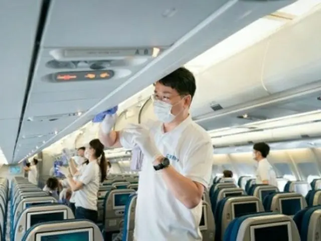 大韓航空の格納庫で社員とともに旅客機を消毒する趙源泰（チョ・ウォンテ）韓進グループ会長（同社提供）＝（聯合ニュース）≪転載・転用禁止≫