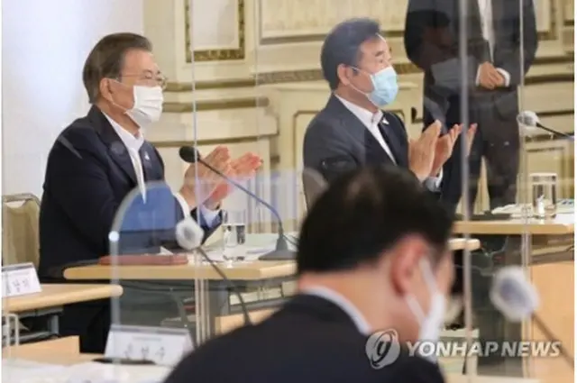 ３日に青瓦台で行われた第１回韓国版ニューディール戦略会議に出席した文大統領（左）と李氏（資料写真）＝（聯合ニュース）