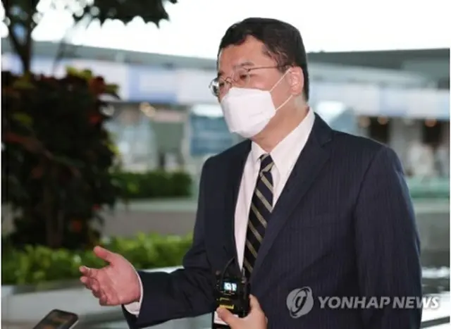 仁川空港で記者団の質問に答える崔氏＝９日、仁川（聯合ニュース）