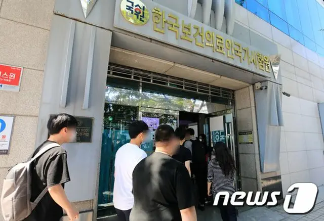 8日 韓国ソウルで、医師国家試験の受験生が試験場に向かっている（画像提供:wowkorea）