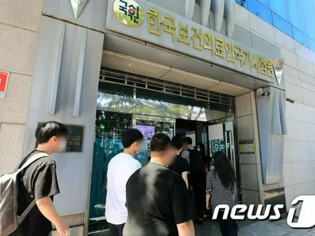 8日 韓国ソウルで、医師国家試験の受験生が試験場に向かっている（画像提供:wowkorea）