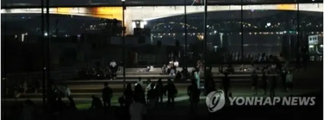 8日夜、漢江公園に集まった市民＝（聯合ニュース）